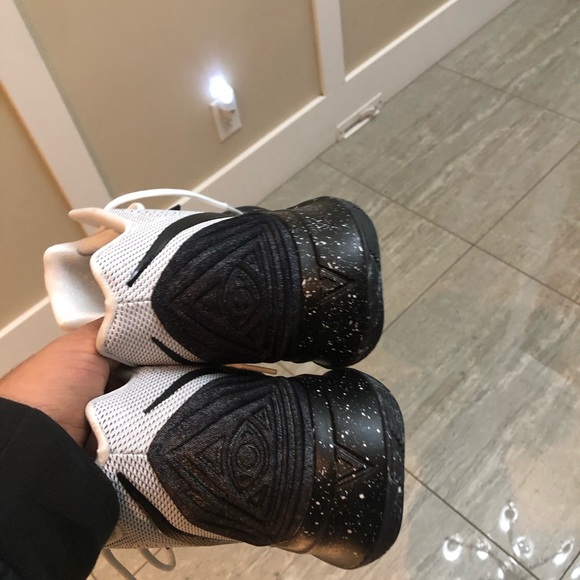 Kyrie 5 Oreo - Picture 3 of 4